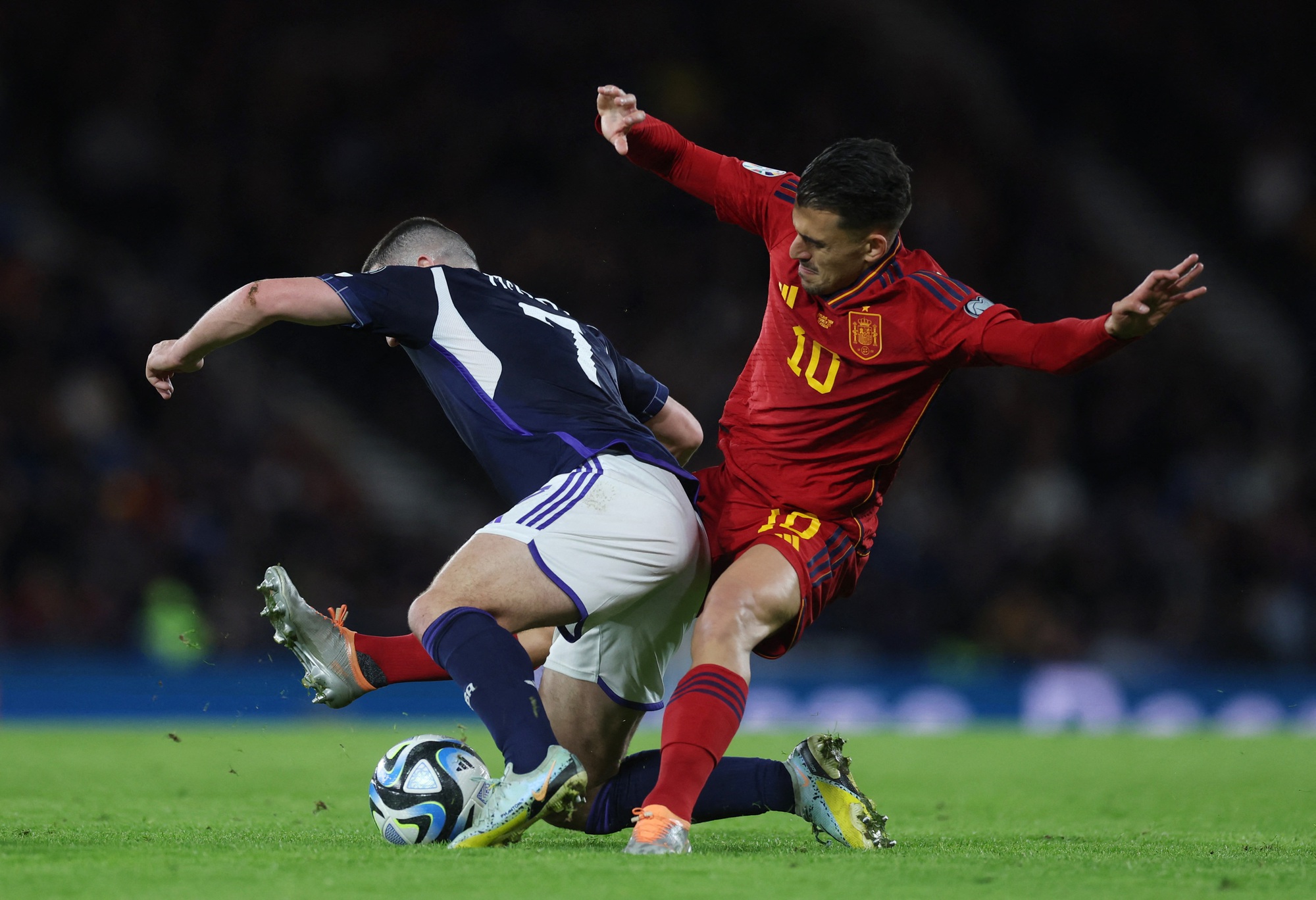 Sao Man United tỏa s&aacute;ng, Scotland thắng sốc T&acirc;y Ban Nha sau 39 năm - Ảnh 1.