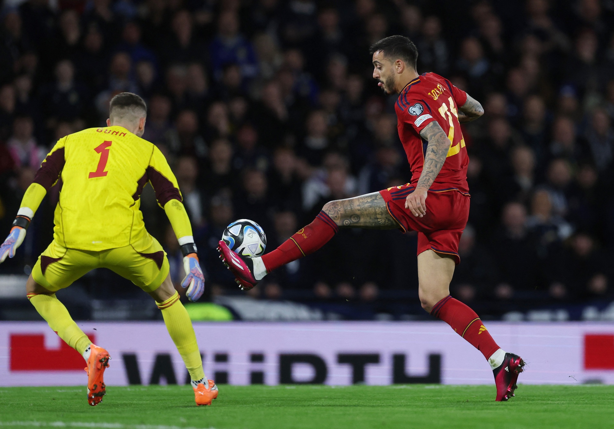 Sao Man United tỏa s&aacute;ng, Scotland thắng sốc T&acirc;y Ban Nha sau 39 năm - Ảnh 2.