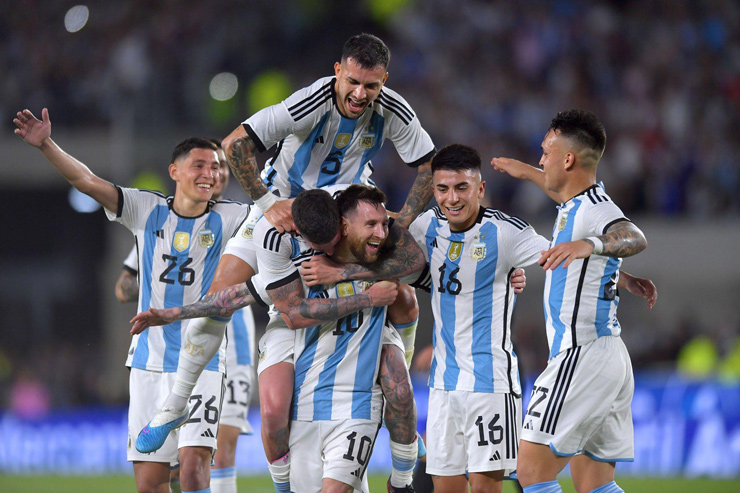 Argentina đè bẹp Curacao 7-0, Messi lập hat-trick vượt mốc 100 bàn