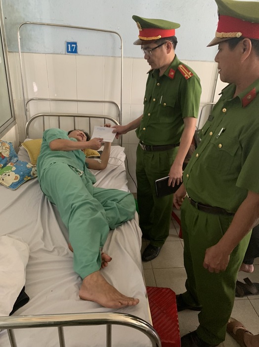 Truy đuổi kẻ trộm xe SH người kh&aacute;c, 2 vợ chồng bị tai nạn nhập viện - Ảnh 3.
