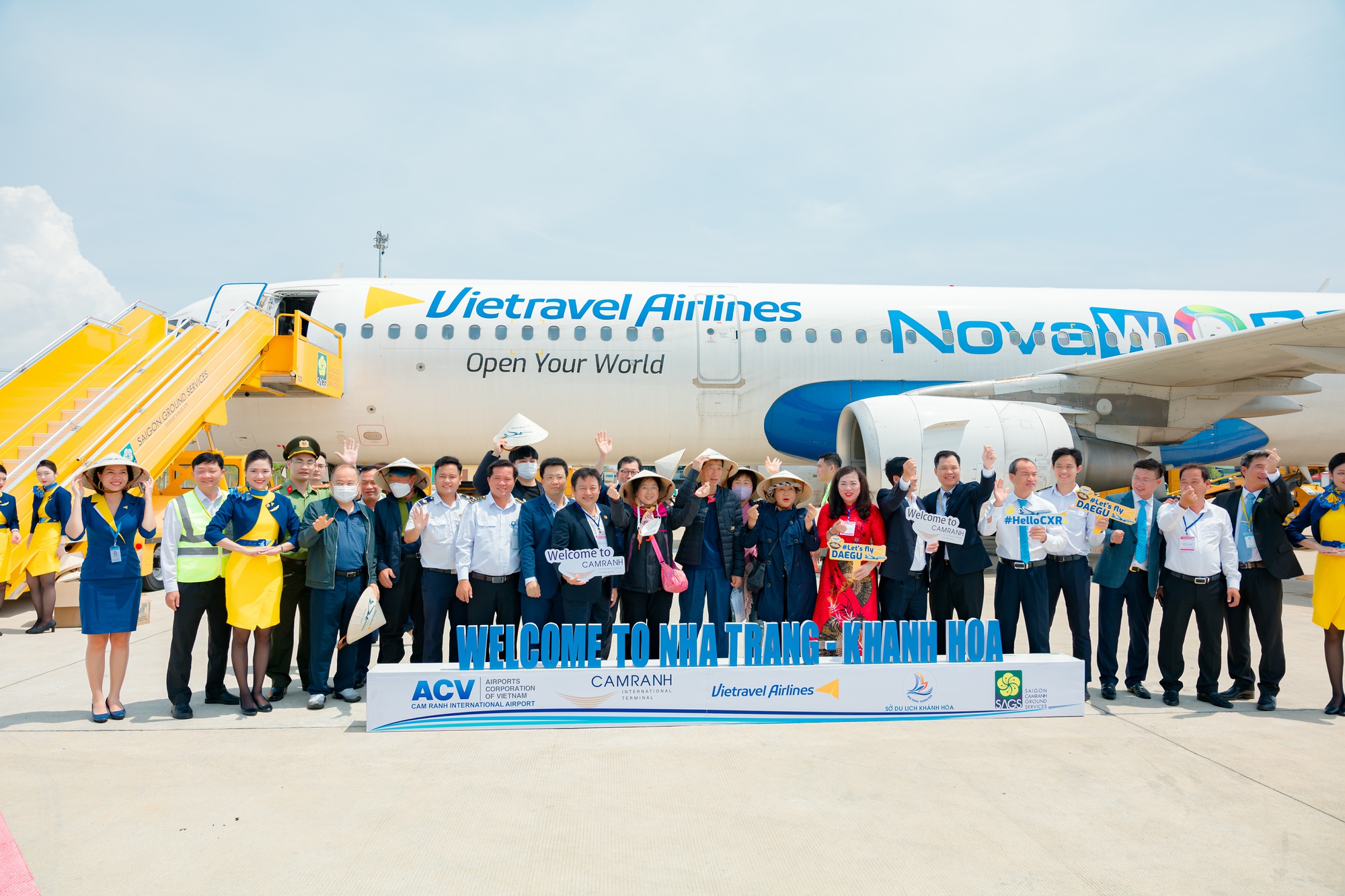 Vietravel Airlines đón đoàn khách quốc tế bay charter đầu tiên tới Khánh Hòa