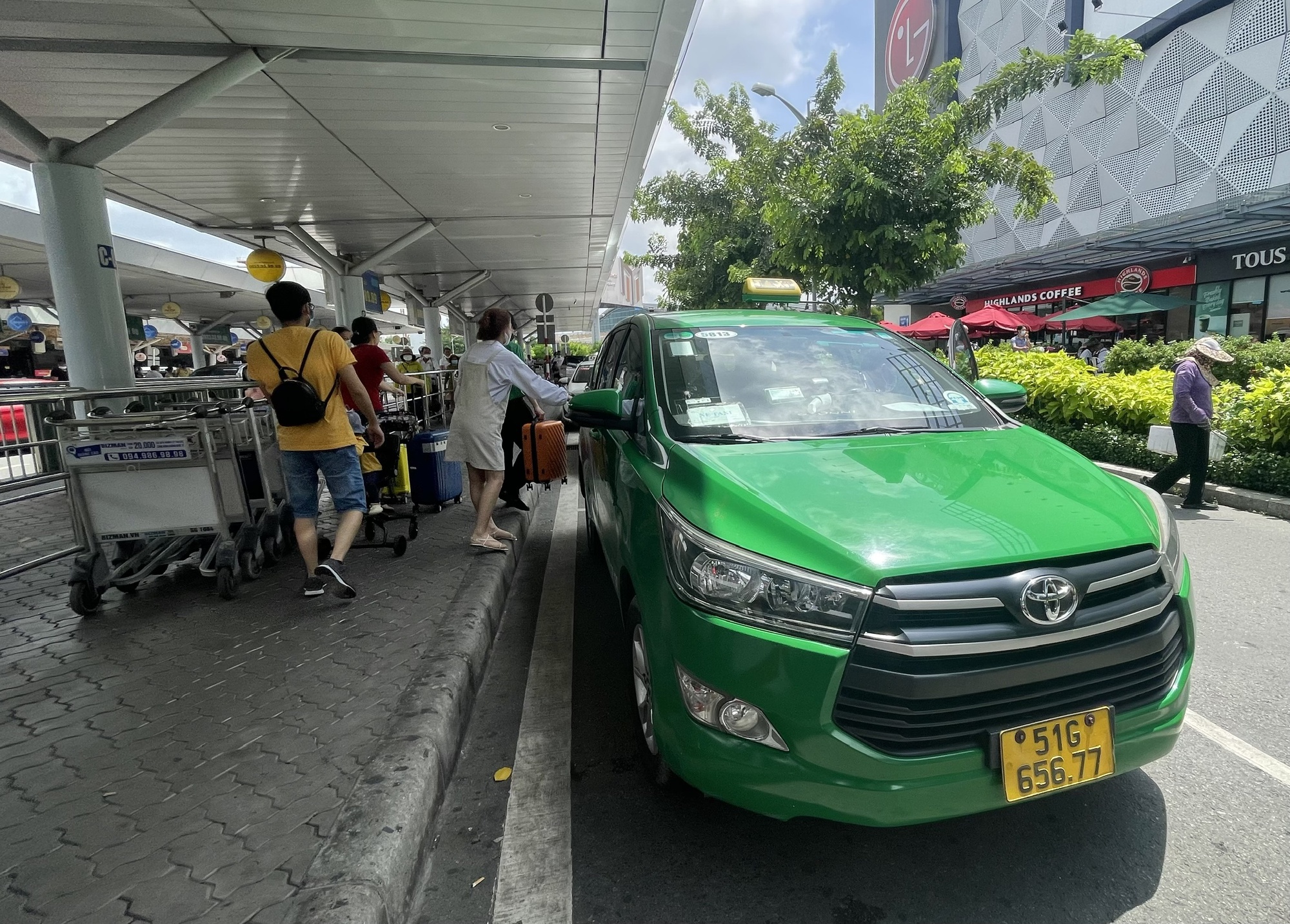 Khách đi taxi “cõng” 3 loại phí: Đề nghị Cảng vụ Hàng không miền Nam vào cuộc
