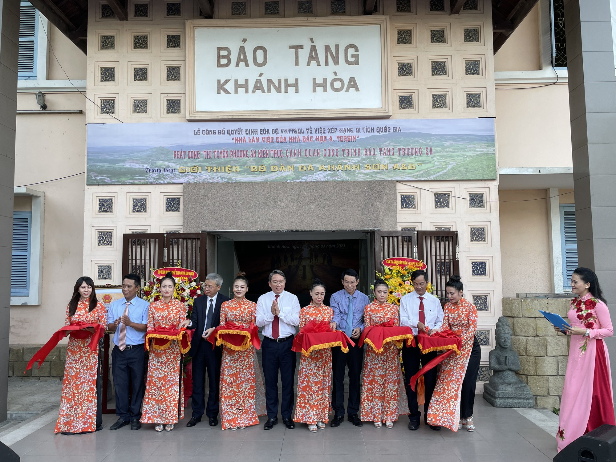Đưa bộ đàn đá Khánh Sơn nổi tiếng ở Khánh Hòa cho công chúng chiêm ngưỡng - Ảnh 1.