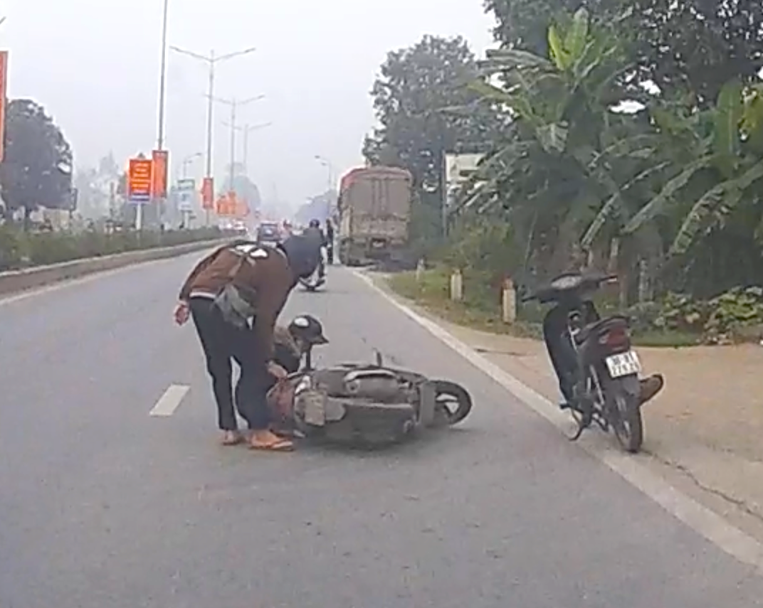 Đuổi theo tên cướp điện thoại, cô gái trẻ đi xe máy ngã ra đường bị thương