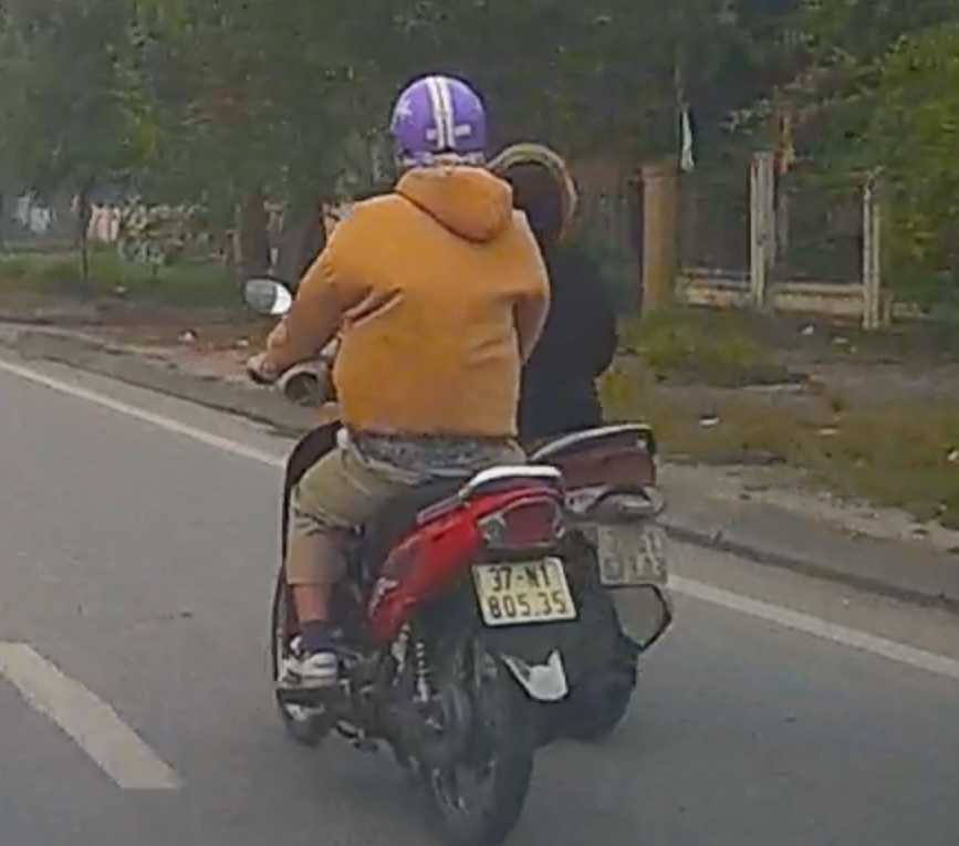 Đuổi theo tên cướp điện thoại, cô gái trẻ đi xe máy ngã ra đường bị thương - Ảnh 1.
