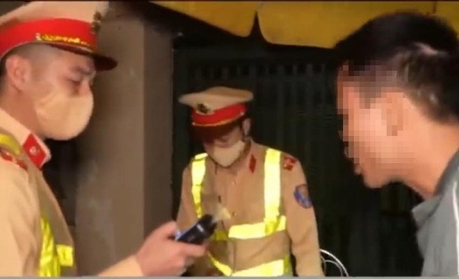 Người đi xe máy có nồng độ cồn gấp 9 lần mức kịch khung nói "dẫn đường xe cứu thương"