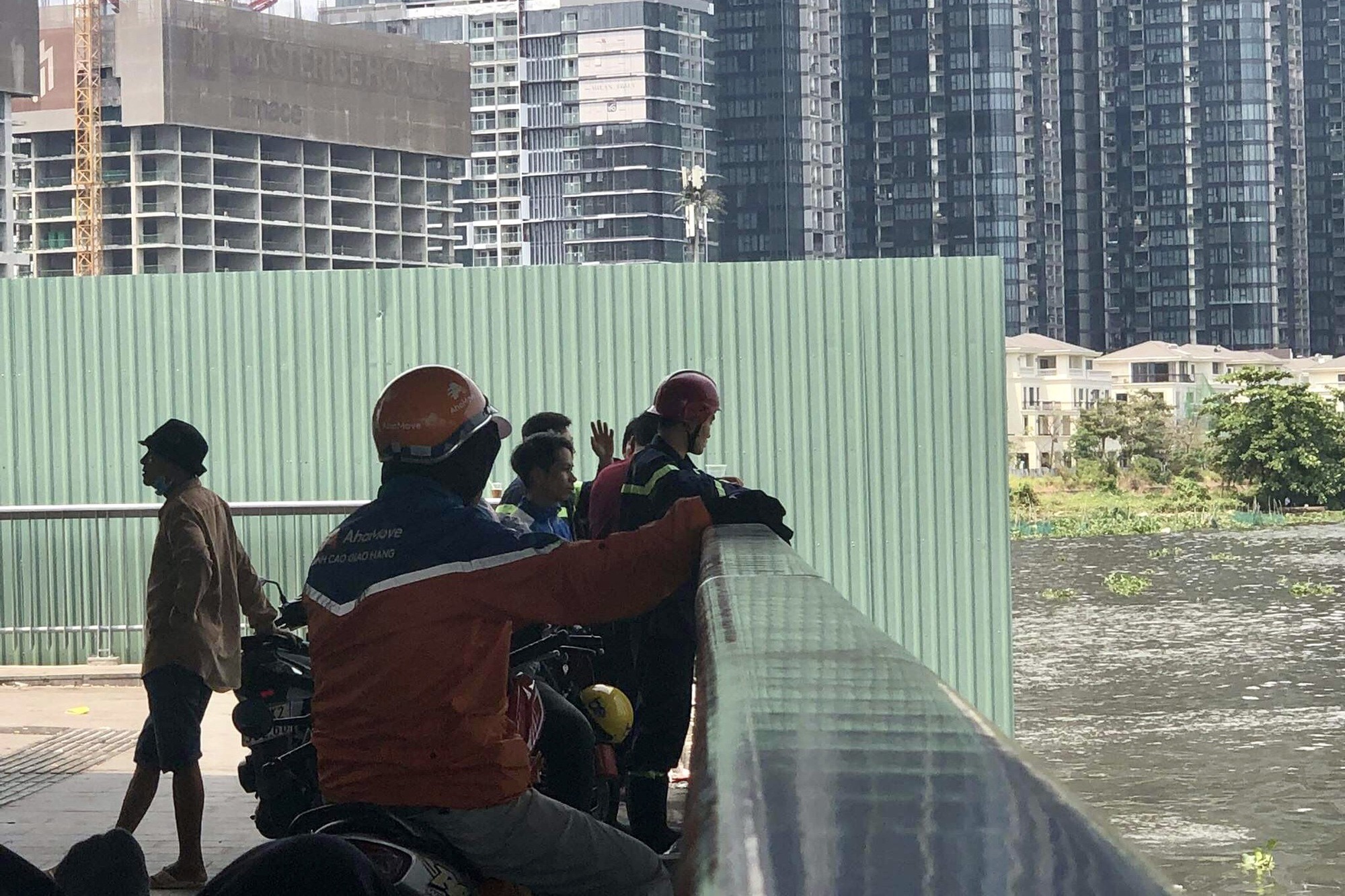 Cô gái bất ngờ rơi từ cầu Thủ Thiêm 2, người nhái đã tới