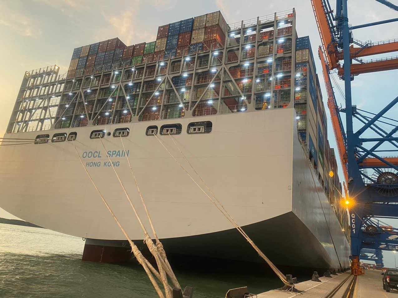 Cận cảnh siêu tàu container lớn nhất thế giới tại Bà Rịa - Vũng Tàu