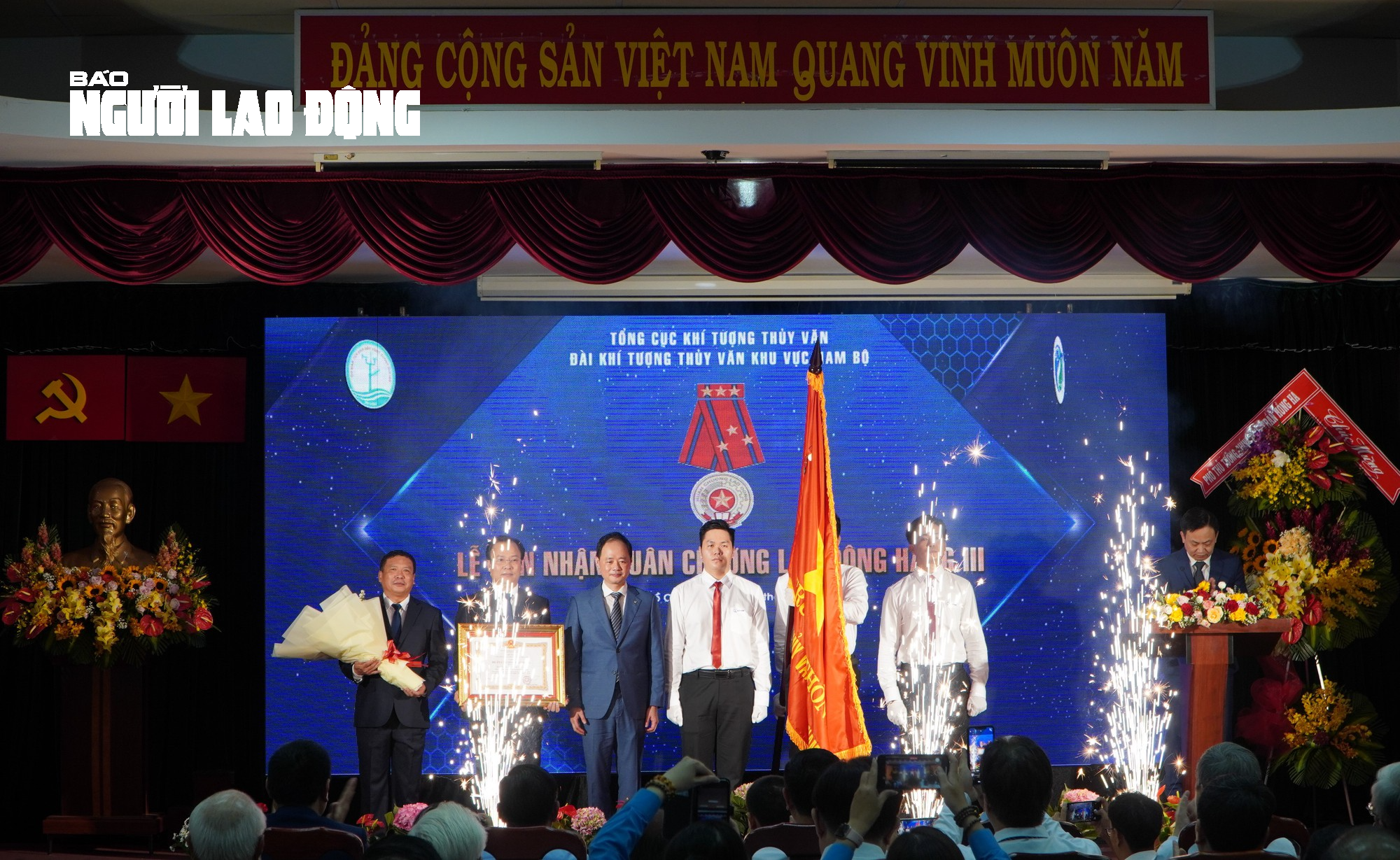 30 năm bắt bệnh &ocirc;ng trời v&agrave; thức c&ugrave;ng d&ograve;ng s&ocirc;ng - Ảnh 1.