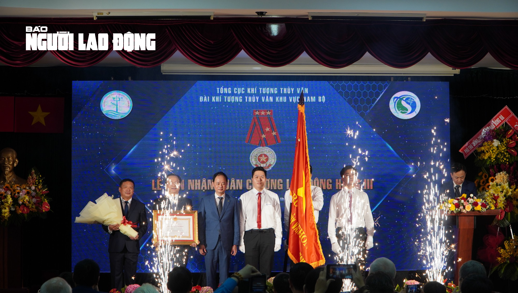 30 năm "bắt bệnh ông trời và thức cùng dòng sông"
