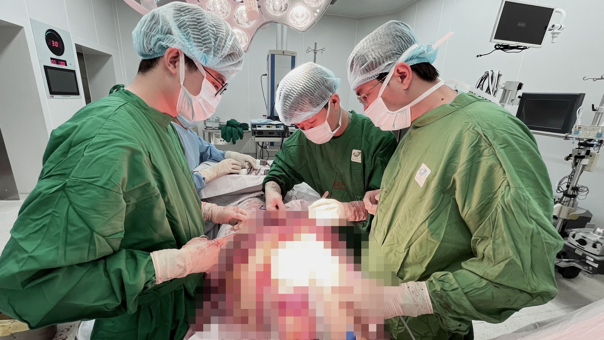 Báo động đỏ để cứu sống người đàn ông bị 5 vết đâm