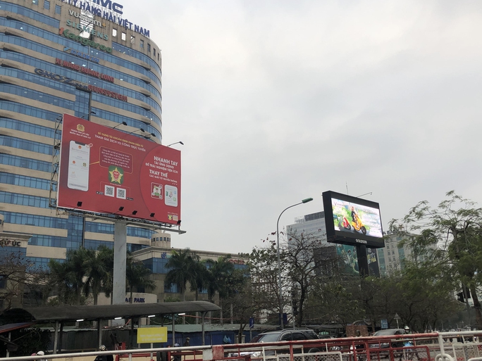 Quảng cáo ngoài trời: Nhiều địa phương kêu trời, than khó - Ảnh 1.