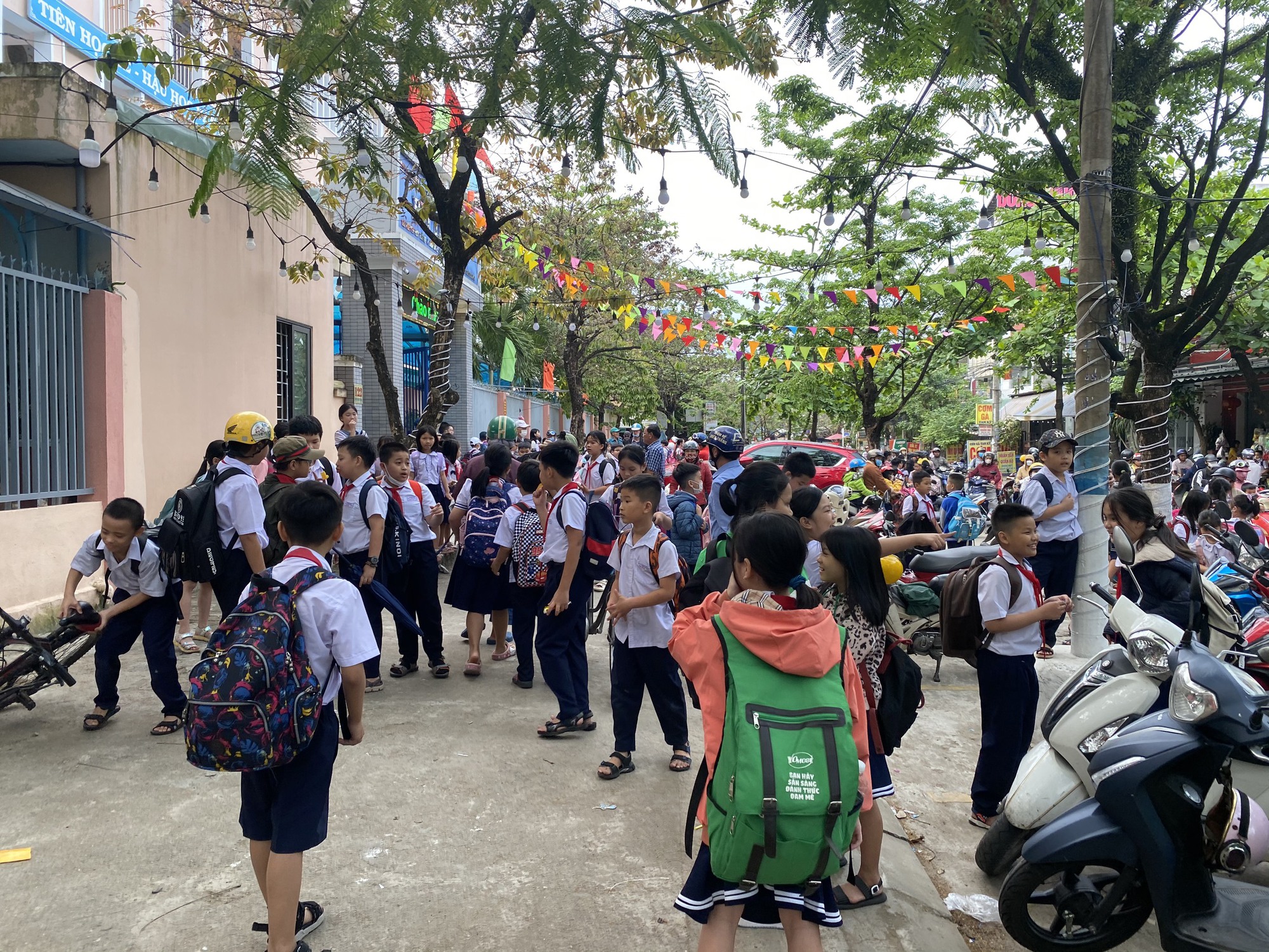 Đà Nẵng: Xuất hiện tình trạng người lạ đến dụ dỗ học sinh tại cổng trường