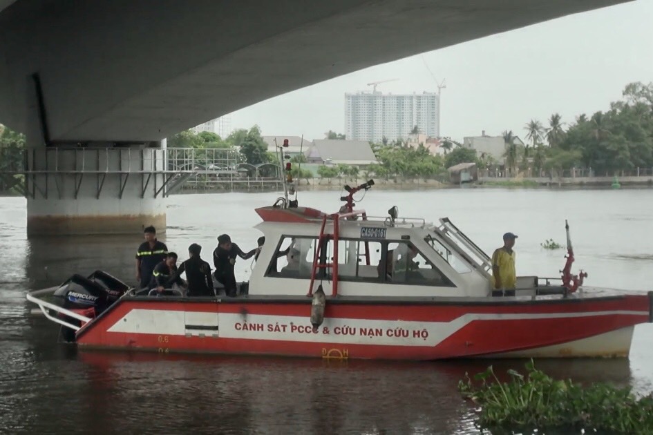 Đạp xe lên giữa cầu, người đàn ông rơi sông Sài Gòn mất tích
