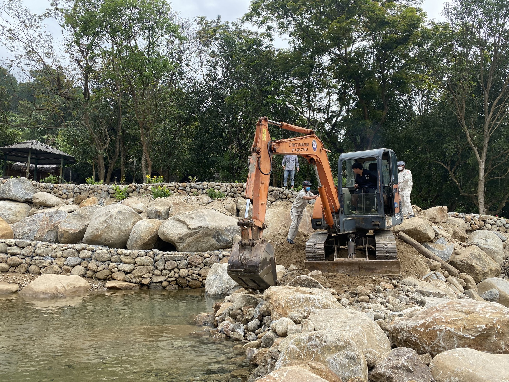 Chủ đầu tư hối hả tự tháo dỡ công trình ngăn suối Lương