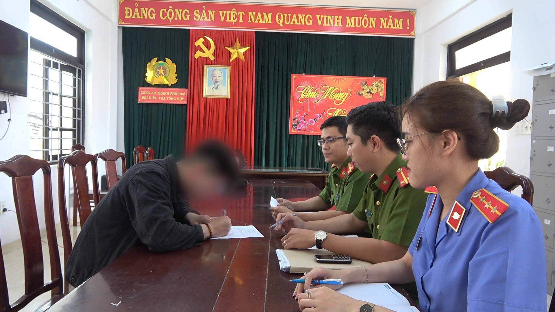 Nam thanh ni&ecirc;n cưỡng d&acirc;m người y&ecirc;u cũ - Ảnh 1.