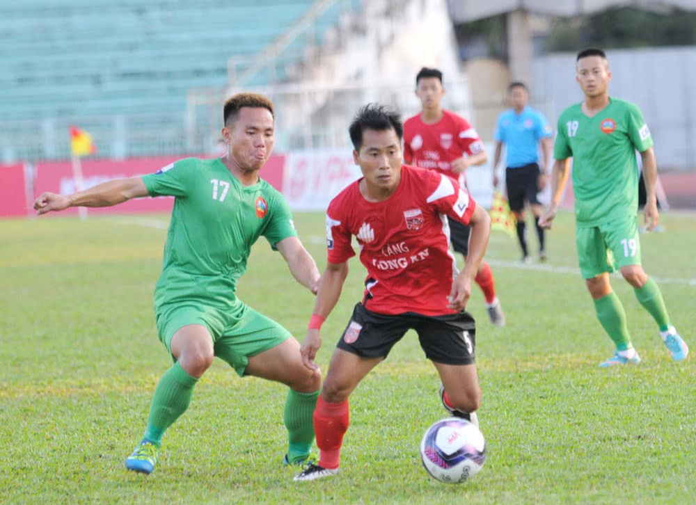 CLB Long An nhọc nhằn thắng trên sân nhà
