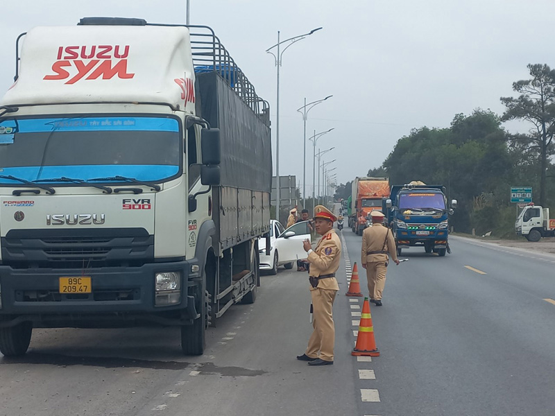 Hơn 1.200 t&agrave;i xế vi phạm nồng độ cồn bị xử phạt ở Quảng B&igrave;nh - Ảnh 2.