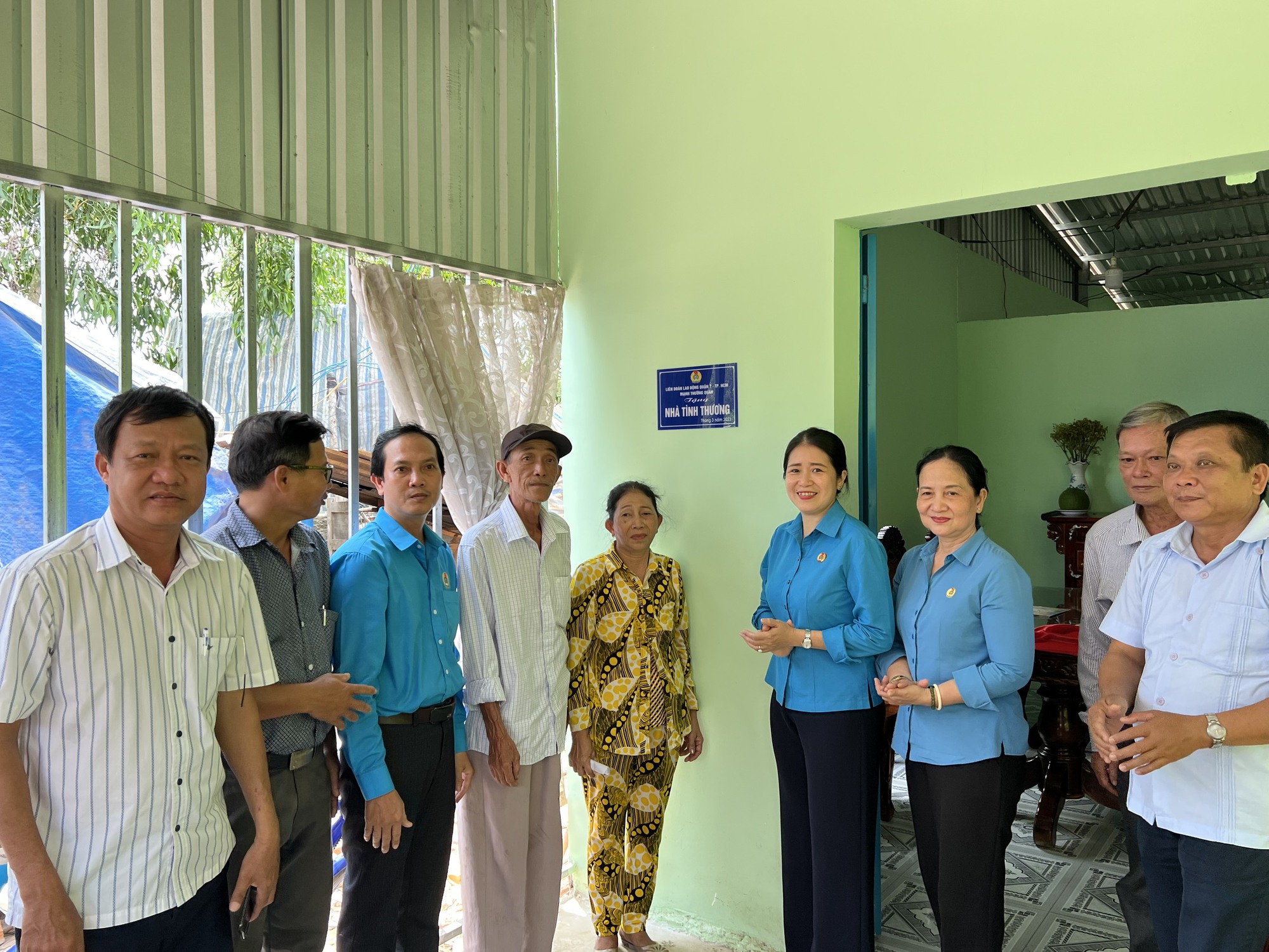 Tặng nhà tình thương cho hộ nghèo