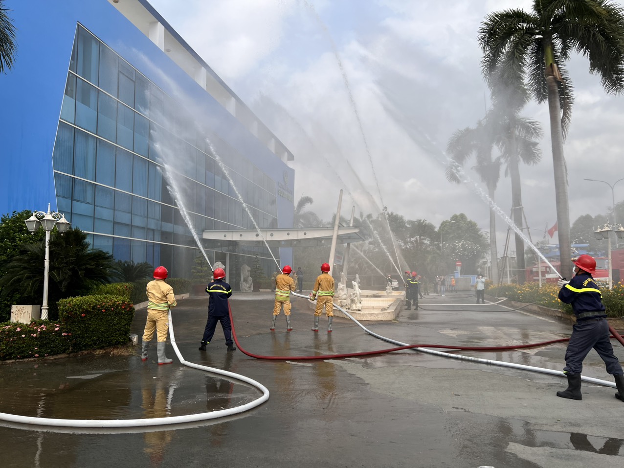 VWS diễn tập chữa ch&aacute;y v&agrave; cứu nạn cứu hộ - Ảnh 4.