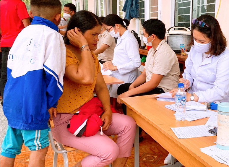 Bệnh ghẻ "tấn công" bản làng heo hút Quảng Ngãi