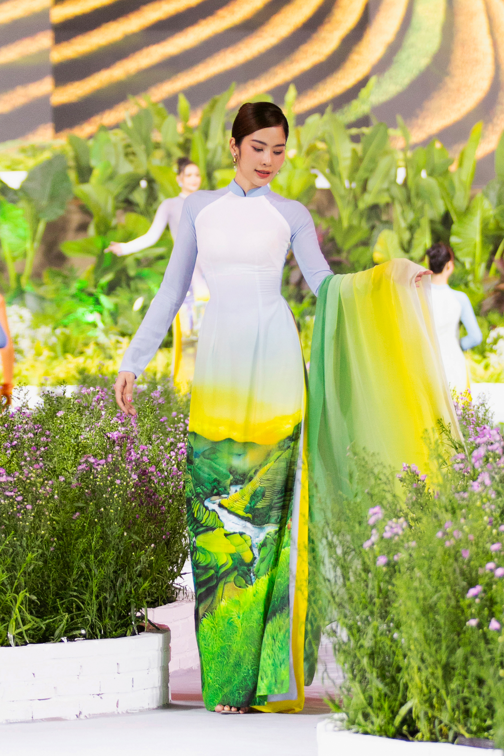 Nh&agrave; thiết kế Trung Đinh lan tỏa th&ocirc;ng điệp người Việt d&ugrave;ng lụa Việt - Ảnh 2.