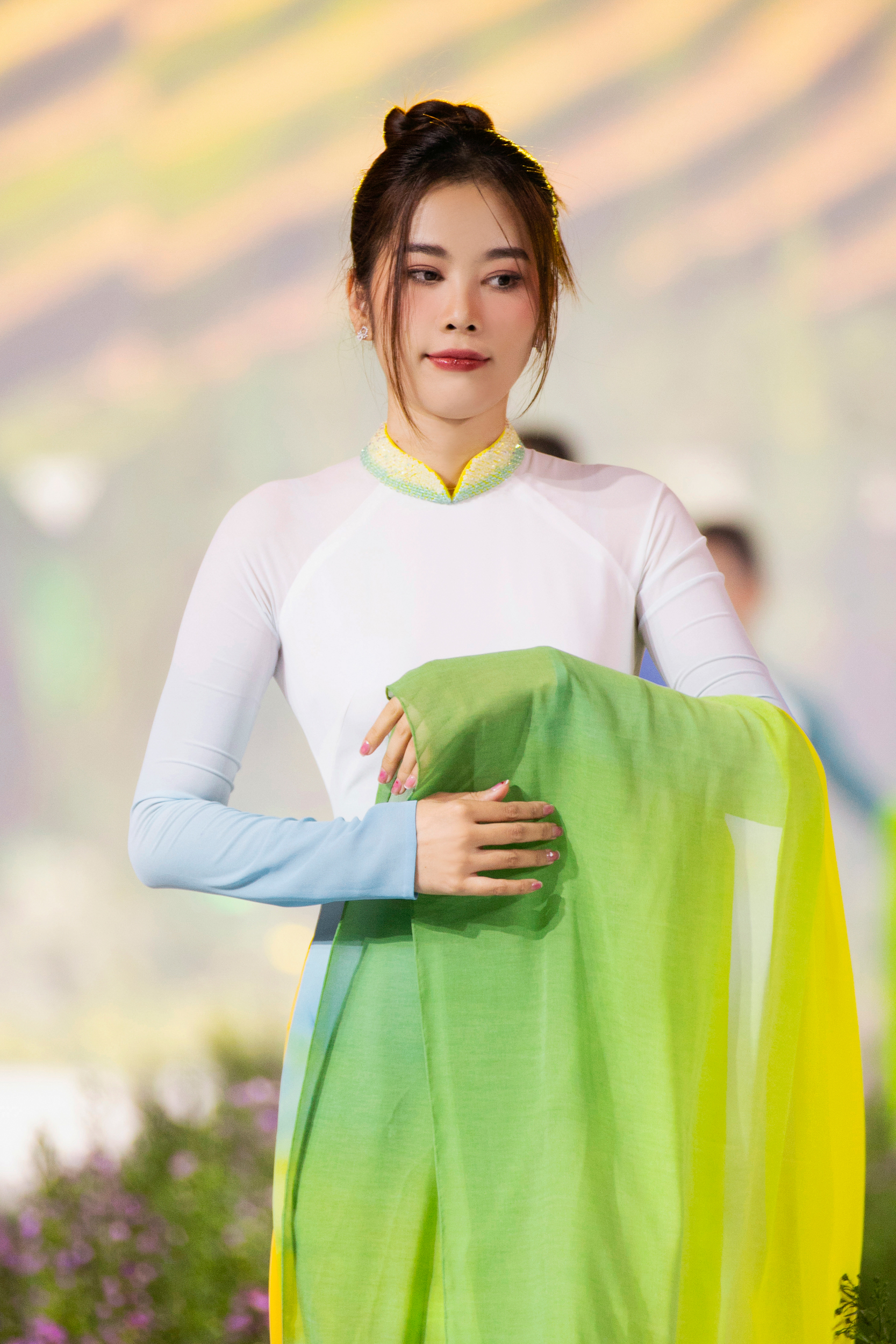 Nh&agrave; thiết kế Trung Đinh lan tỏa th&ocirc;ng điệp người Việt d&ugrave;ng lụa Việt - Ảnh 10.