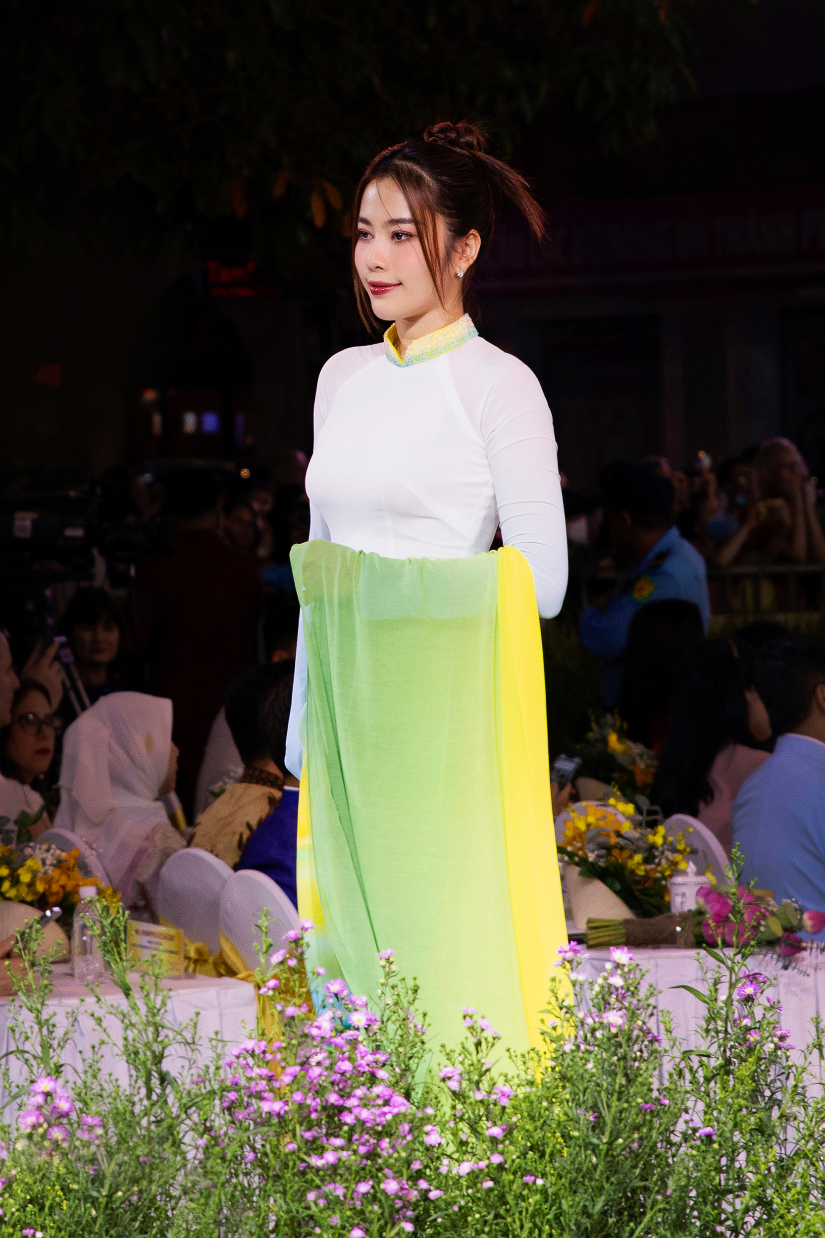 Nh&agrave; thiết kế Trung Đinh lan tỏa th&ocirc;ng điệp người Việt d&ugrave;ng lụa Việt - Ảnh 9.