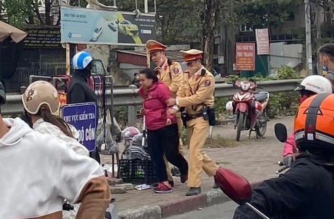 Mượn điện thoại của nam thanh niên gọi cho người thân, người phụ nữ bất ngờ bỏ chạy