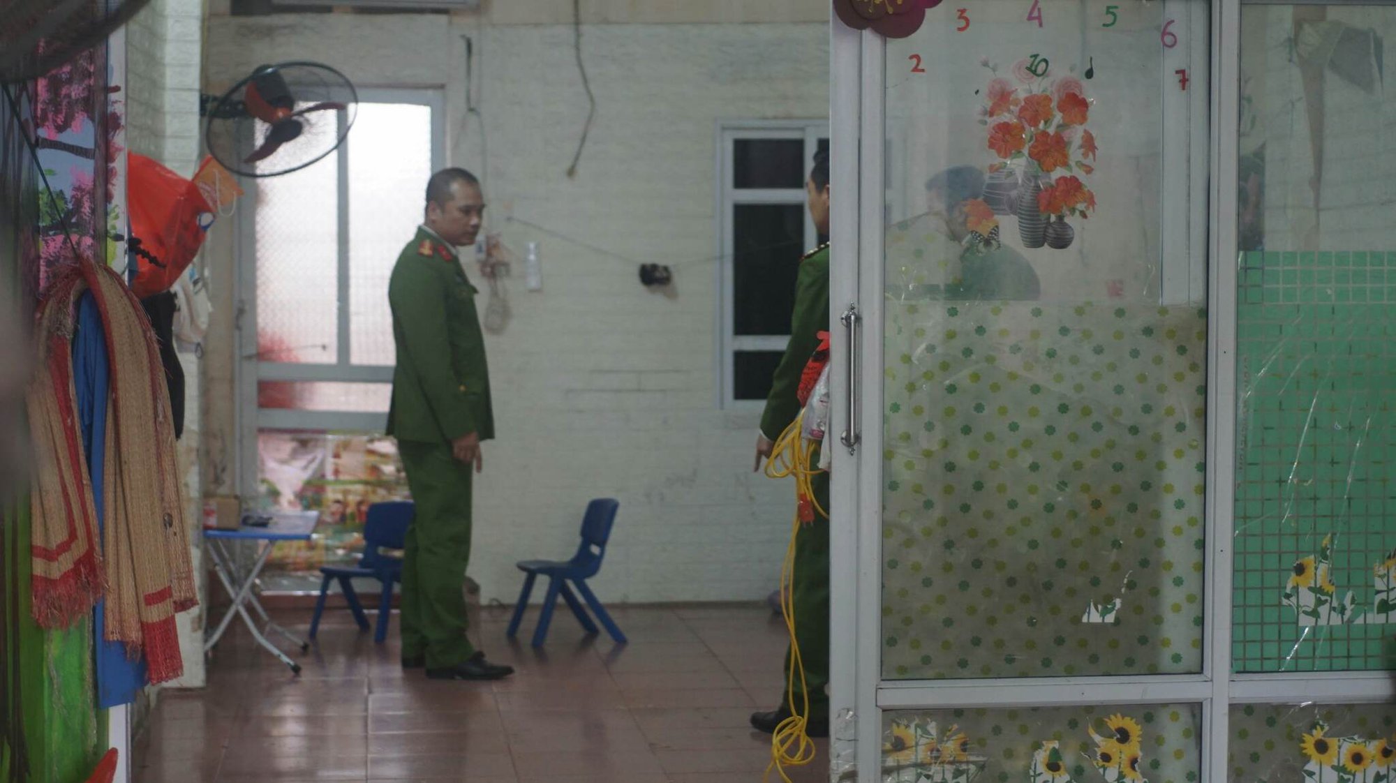 Vụ bạo h&agrave;nh b&eacute; trai 17 th&aacute;ng tuổi tử vong: 2 người giữ trẻ quanh co chối tội rồi kh&oacute;c l&oacute;c nhận tội - Ảnh 1.