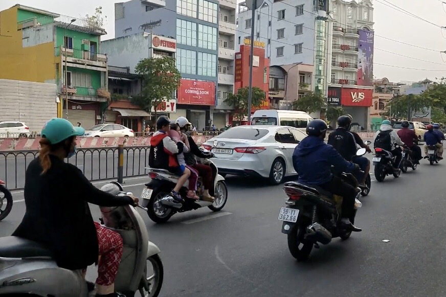 CLIP: Hành động táo tợn của hai nam thanh niên sau khi giật túi xách