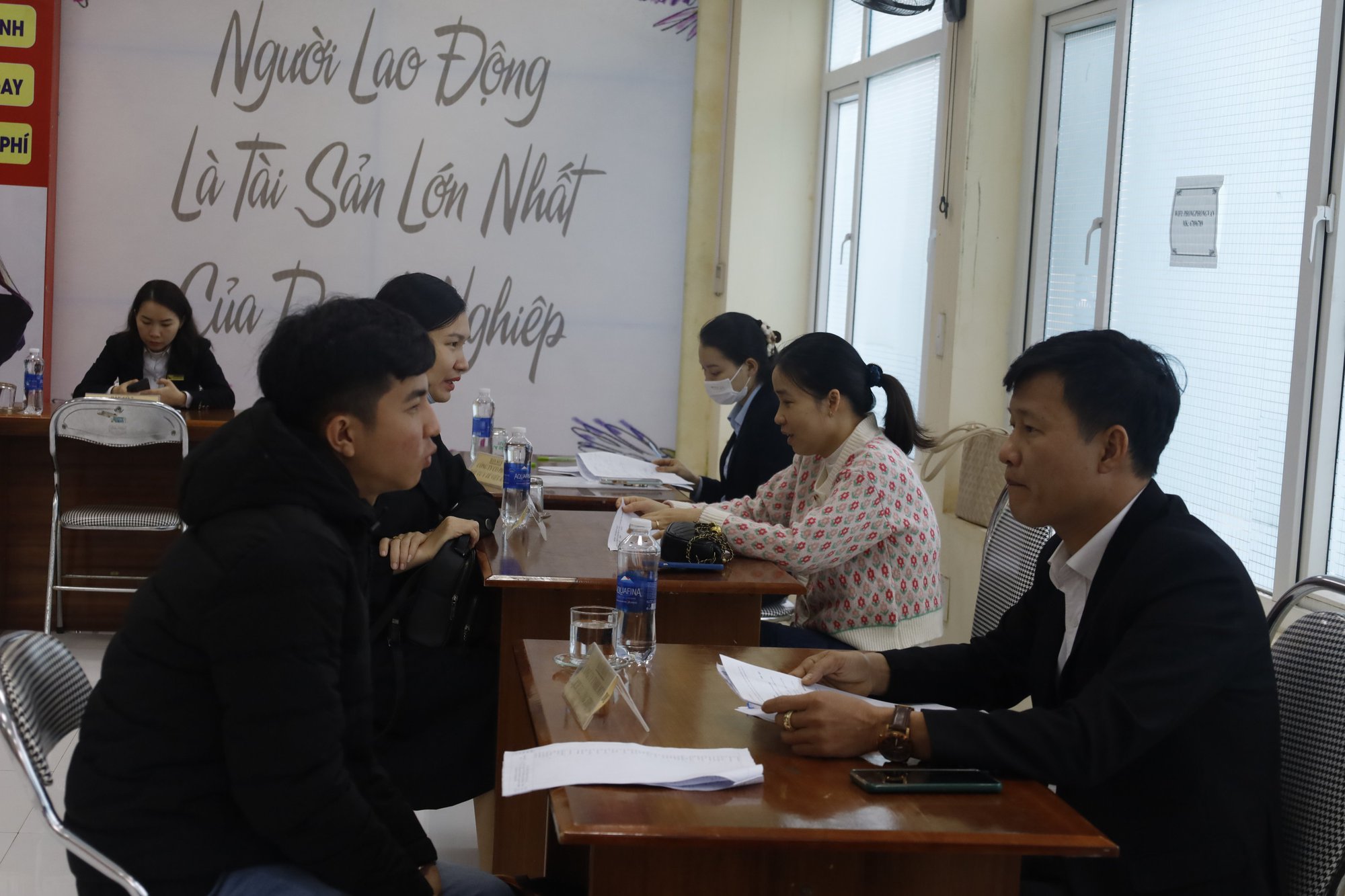 C&oacute; việc l&agrave;m ngay tr&ecirc;n qu&ecirc; hương - Ảnh 1.