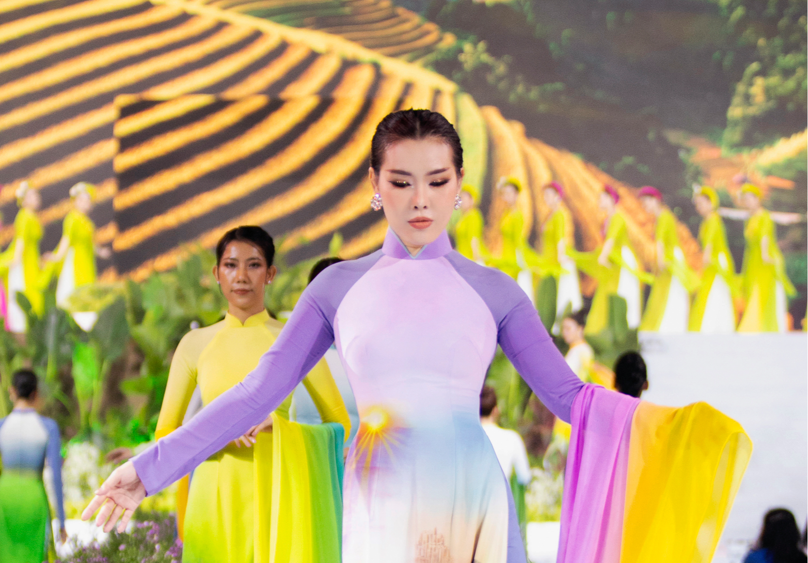 Nhà thiết kế Trung Đinh lan tỏa thông điệp người Việt dùng lụa Việt