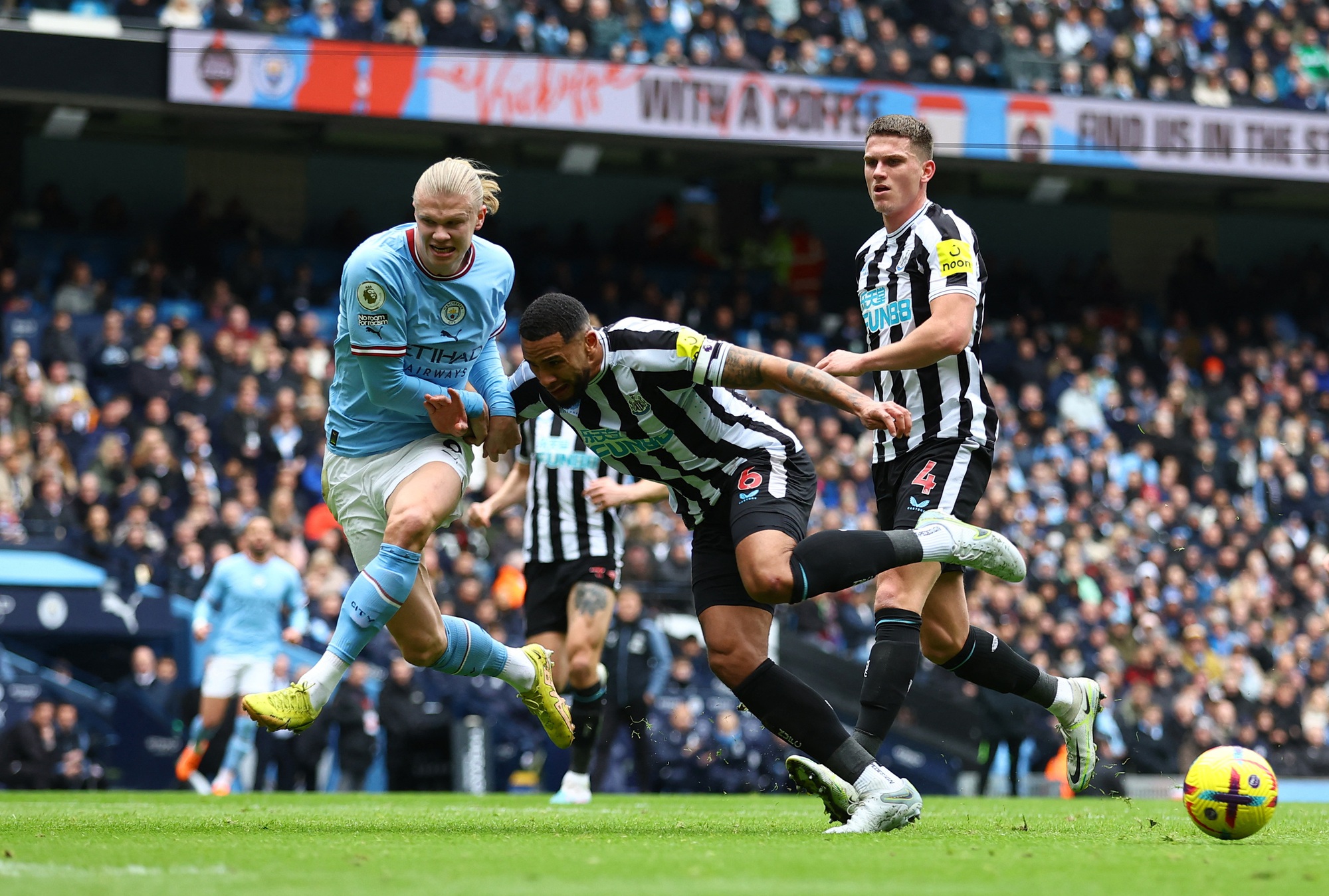 Bắn hạ "Chích chòe", Man City áp sát ngôi đầu Ngoại hạng Anh