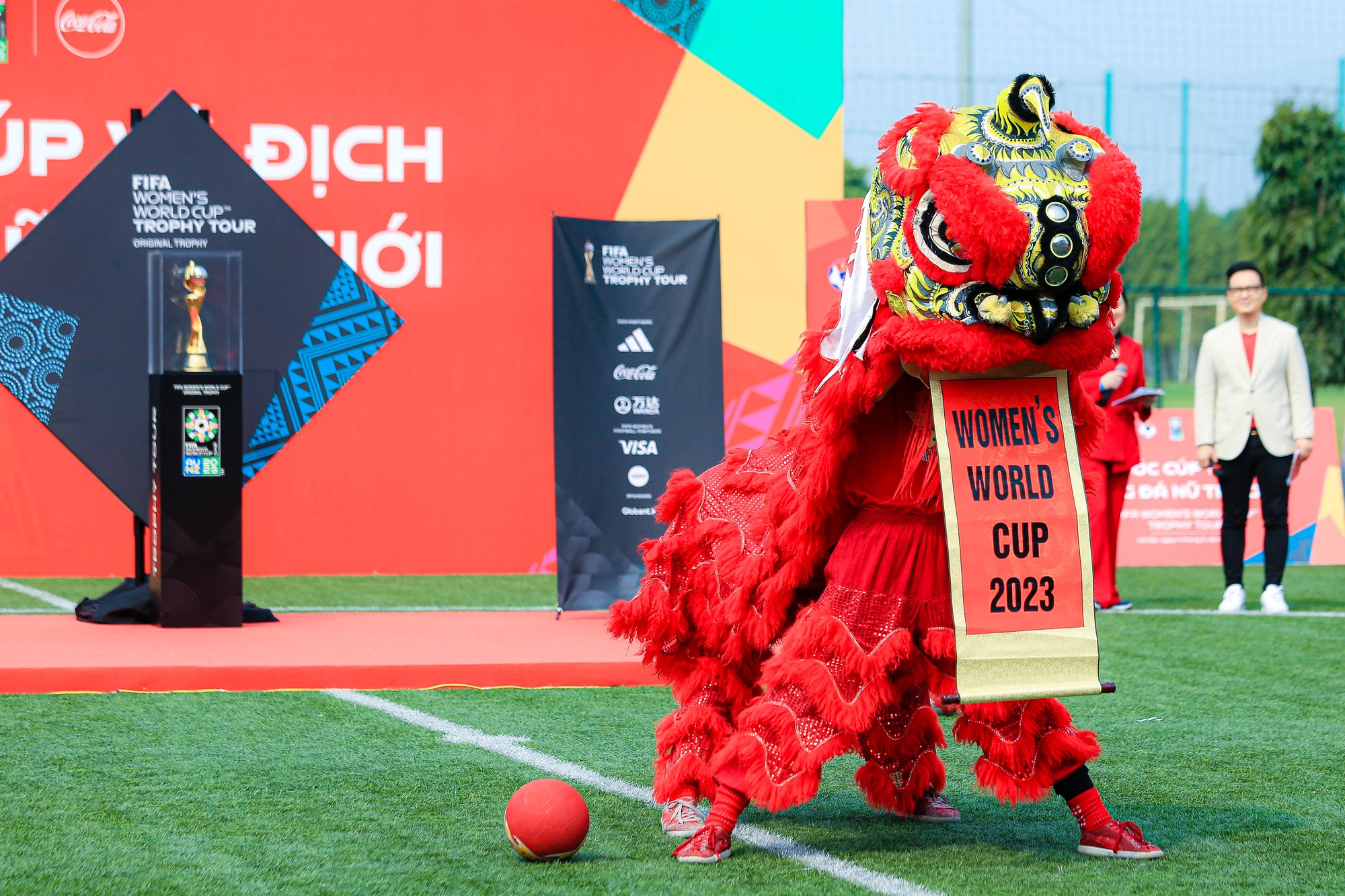 Cận cảnh Cup Vô địch Bóng đá Nữ thế giới 2023 đến Việt Nam - Ảnh 9.