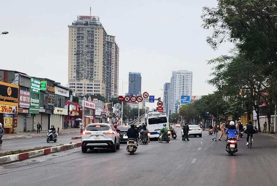 &Ocirc;t&ocirc; 24 chỗ bất ngờ t&ocirc;ng thẳng v&agrave;o dải ph&acirc;n c&aacute;ch cầu vượt - Ảnh 1.