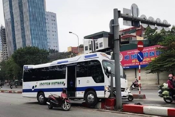 Ôtô 24 chỗ bất ngờ tông thẳng vào dải phân cách cầu vượt