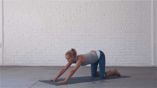 Những động t&aacute;c yoga gi&uacute;p lưng thon, bụng dưới săn chắc - Ảnh 3.