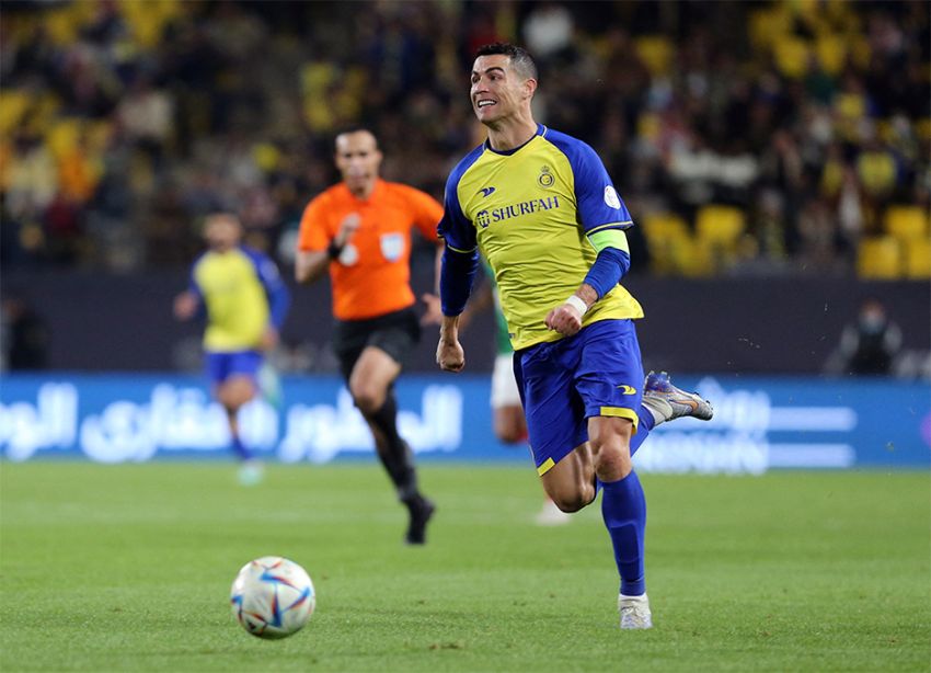 Ronaldo hụt b&agrave;n kh&ocirc;ng tưởng, Al Nassr ngược d&ograve;ng 14 ph&uacute;t b&ugrave; giờ - Ảnh 1.