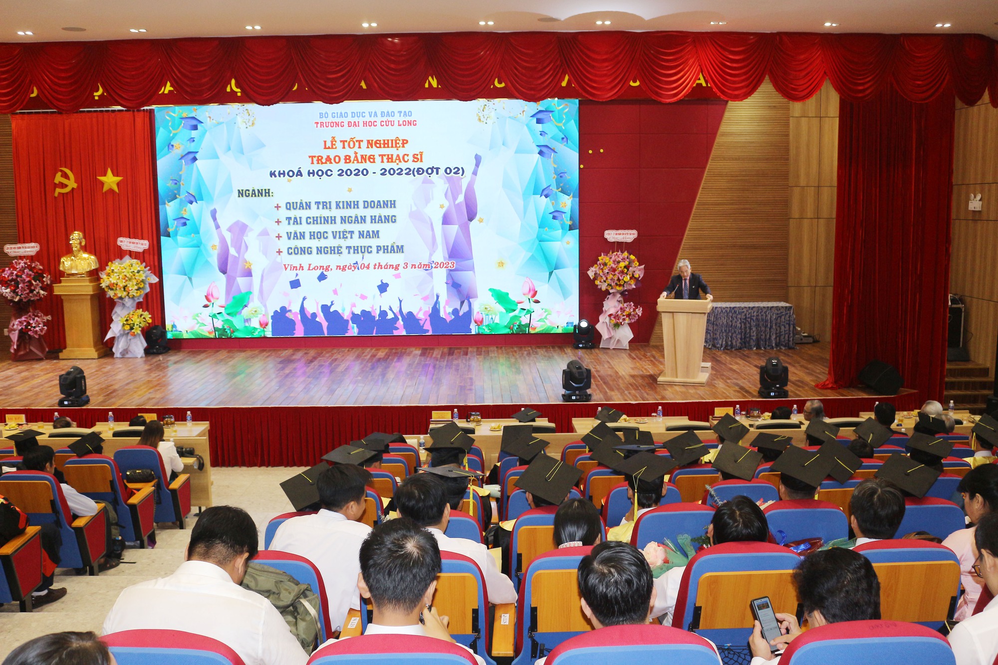 Trường ĐH Cửu Long đã đào tạo hơn 800 thạc sĩ - Ảnh 1.
