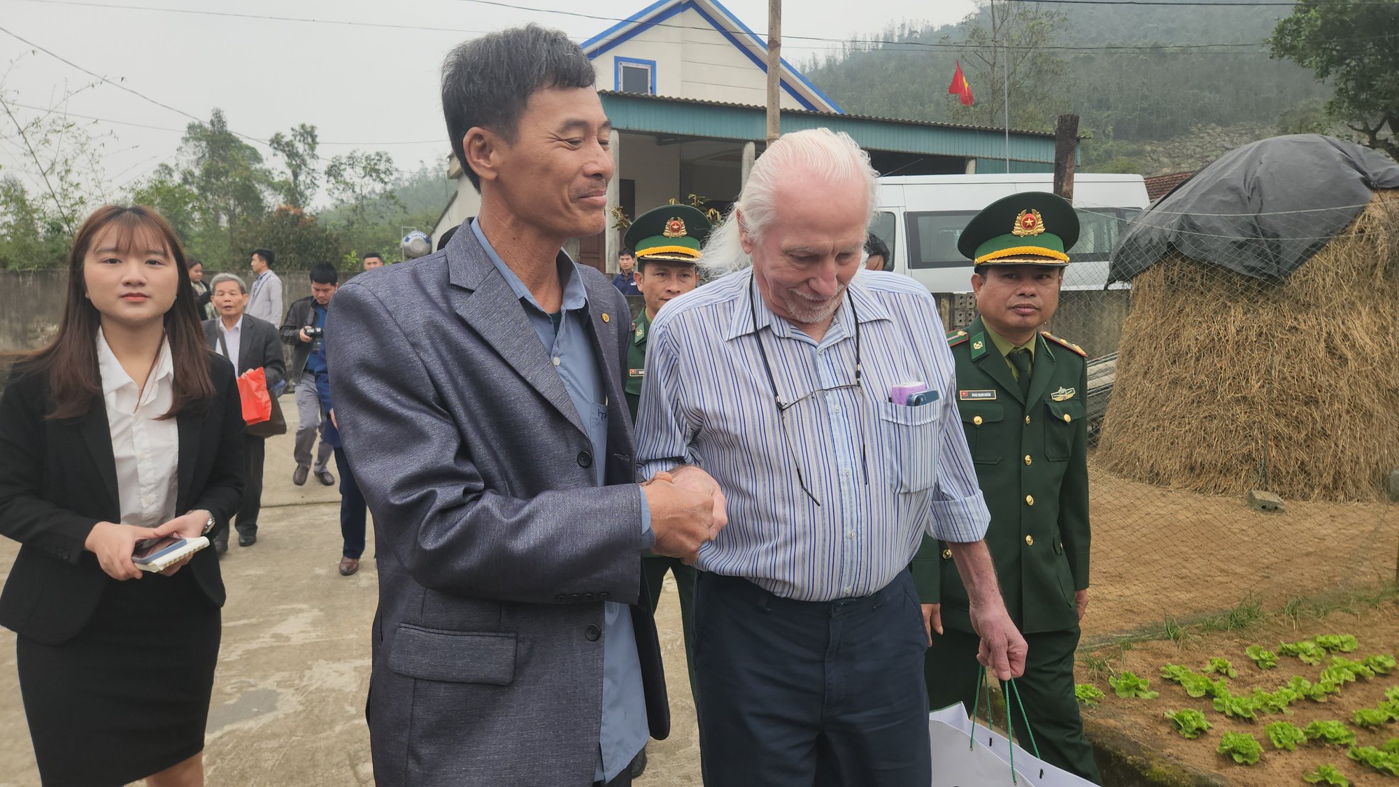 Cựu binh Mỹ trao trả cuốn nhật ký cho gia đình liệt sĩ Cao Văn Tuất