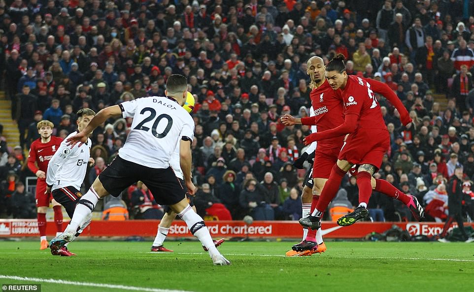 B&aacute;o ch&iacute; Anh cho&aacute;ng v&aacute;ng với Liverpool, Roy Keane ch&ecirc; Man United thậm tệ - Ảnh 1.