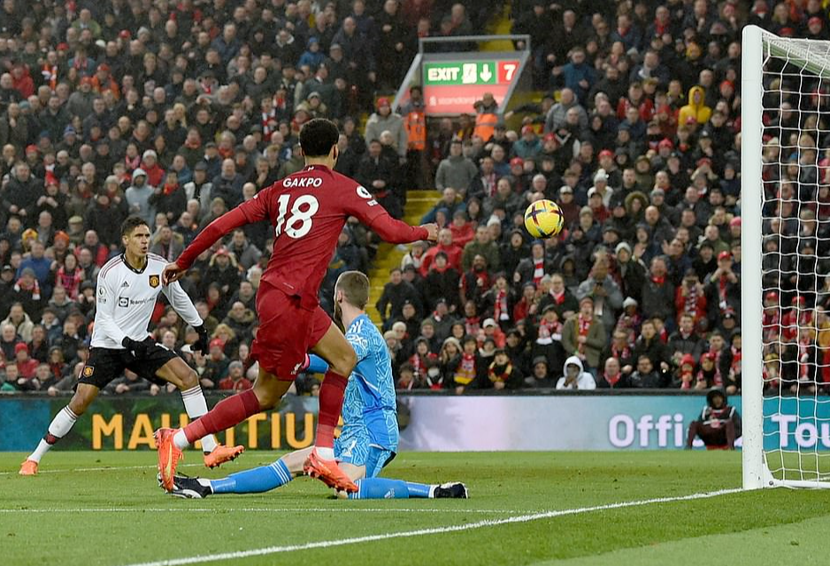 V&ugrave;i dập Man United 7-0, Liverpool gieo kinh ho&agrave;ng s&acirc;n cỏ Ngoại hạng Anh - Ảnh 7.