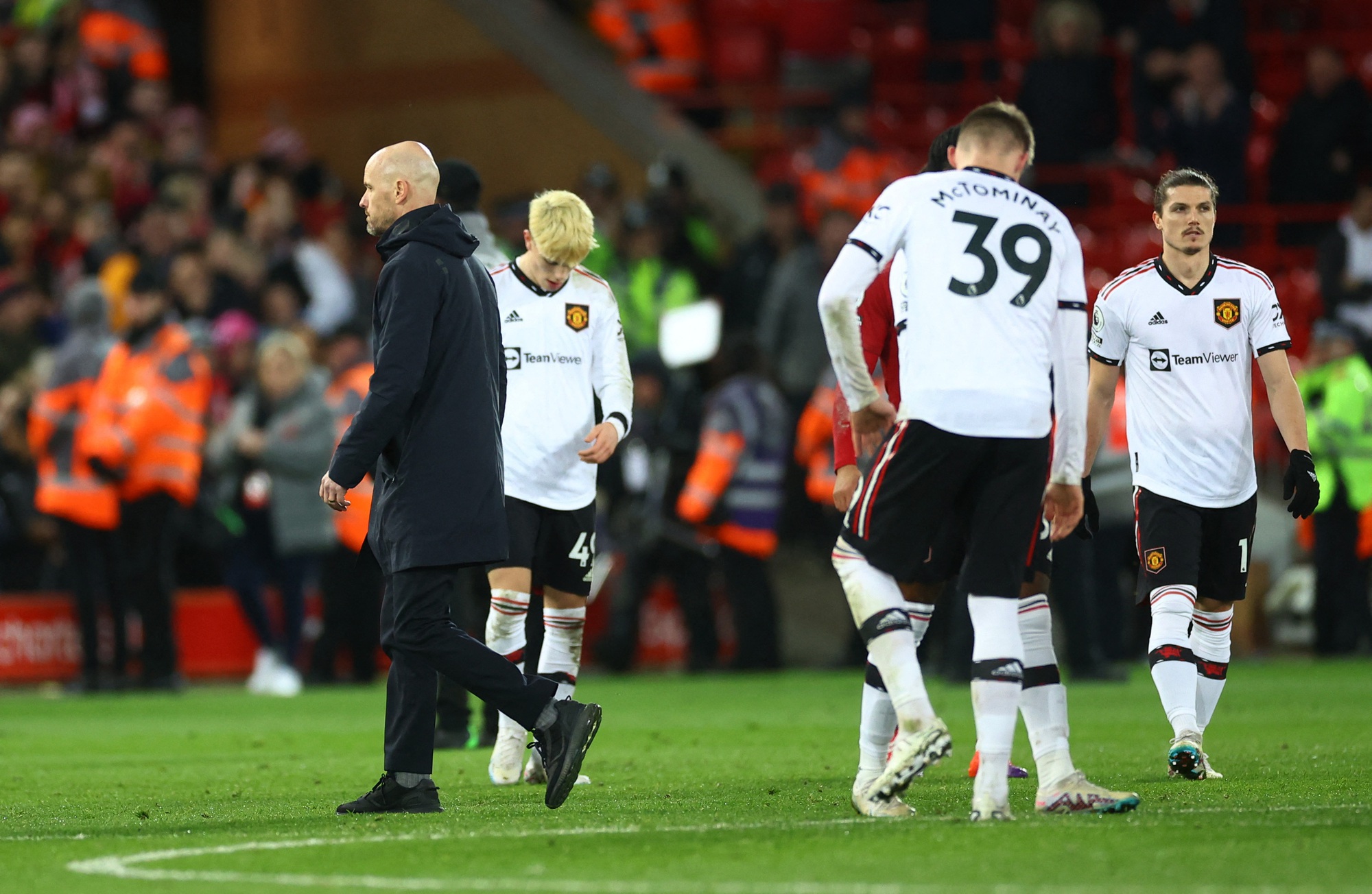 V&ugrave;i dập Man United 7-0, Liverpool gieo kinh ho&agrave;ng s&acirc;n cỏ Ngoại hạng Anh - Ảnh 10.