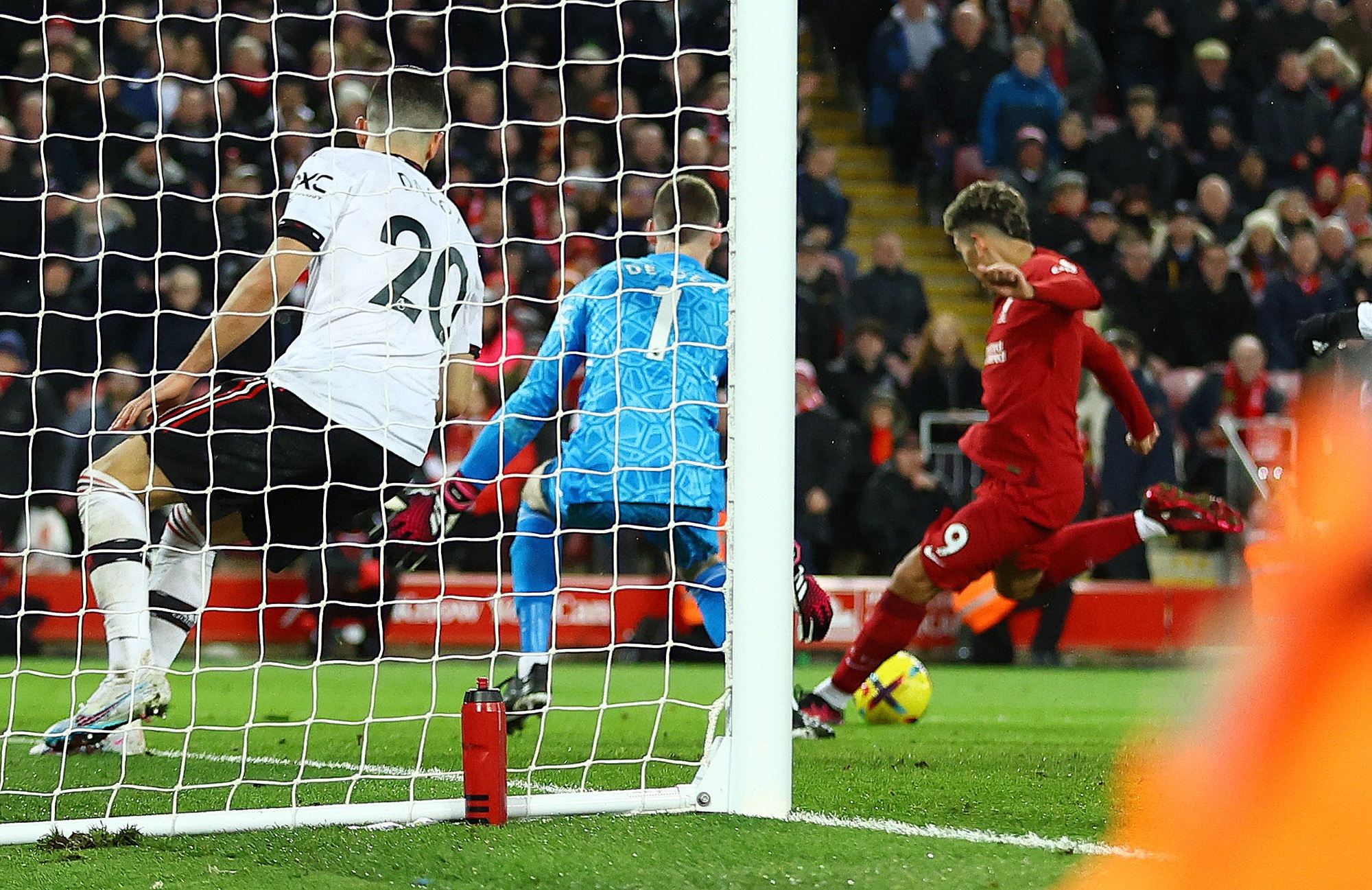 V&ugrave;i dập Man United 7-0, Liverpool gieo kinh ho&agrave;ng s&acirc;n cỏ Ngoại hạng Anh - Ảnh 8.