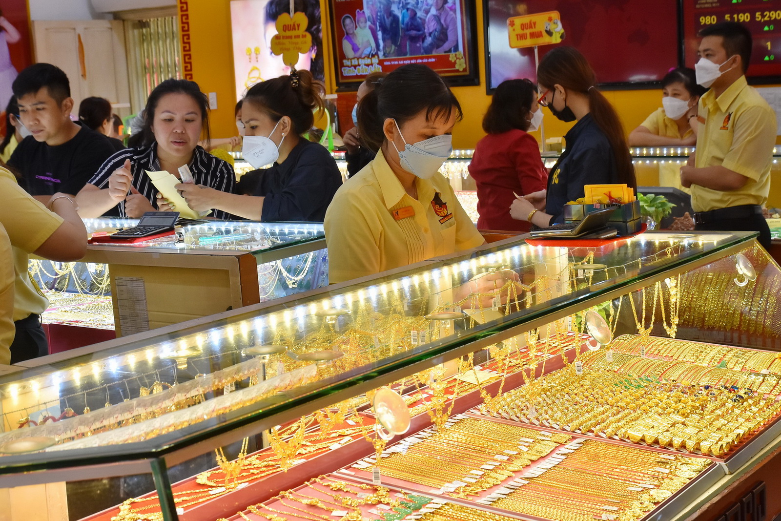 Gi&aacute; v&agrave;ng h&ocirc;m nay 3-7: V&agrave;ng nhẫn, v&agrave;ng trang sức lại giảm - Ảnh 2.