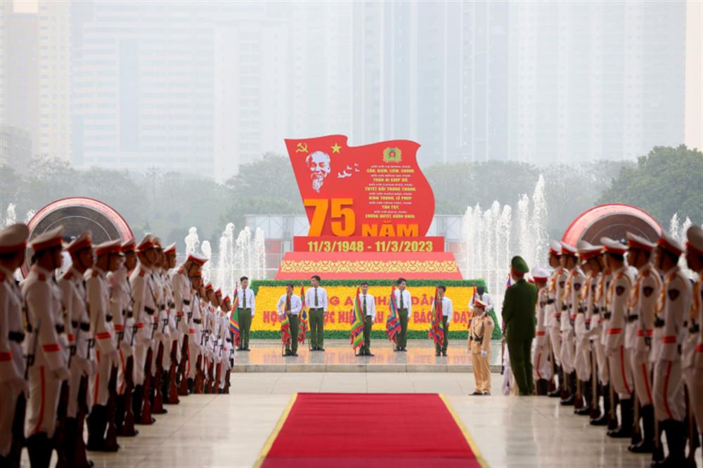 Tổng B&iacute; thư Nguyễn Ph&uacute; Trọng, Chủ tịch nước V&otilde; Văn Thưởng dự lễ kỷ niệm Ng&agrave;y truyền thống CAND - Ảnh 1.