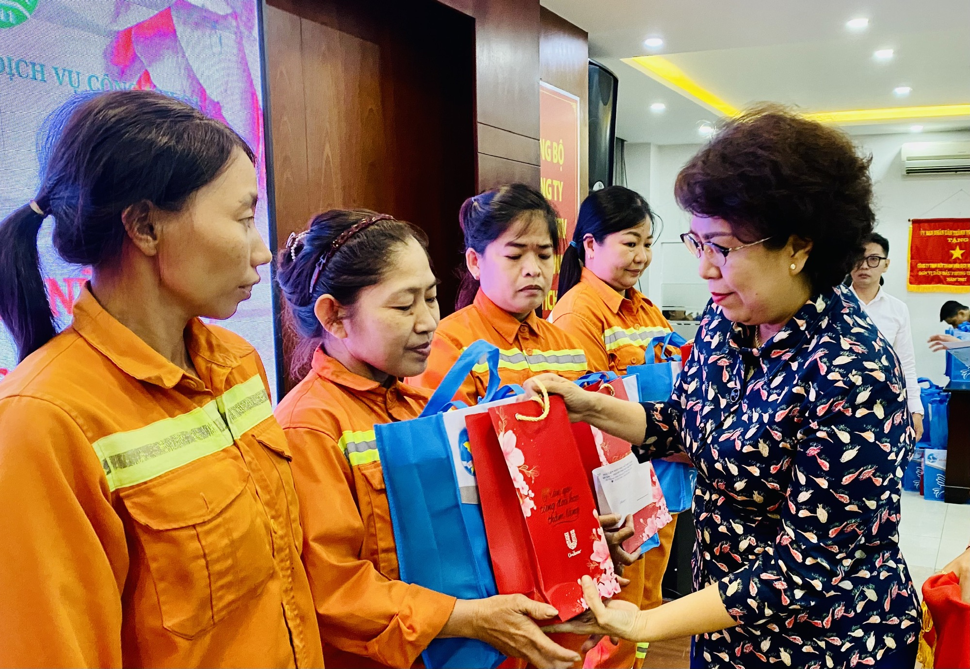 TP HCM: Tặng quà cho công nhân vệ sinh nhân dịp 8-3