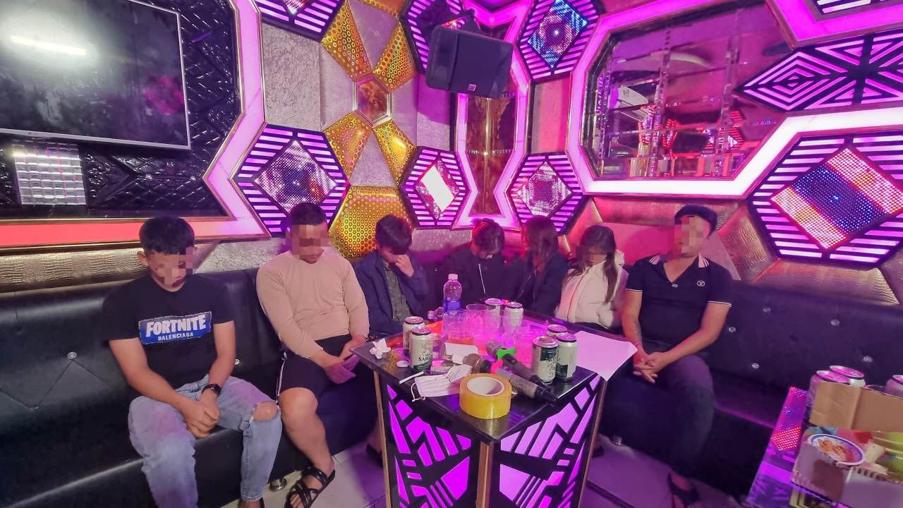 Nh&oacute;m thanh ni&ecirc;n nam, nữ l&agrave;m chuyện mờ &aacute;m trong karaoke Dấu Ấn - Ảnh 1.