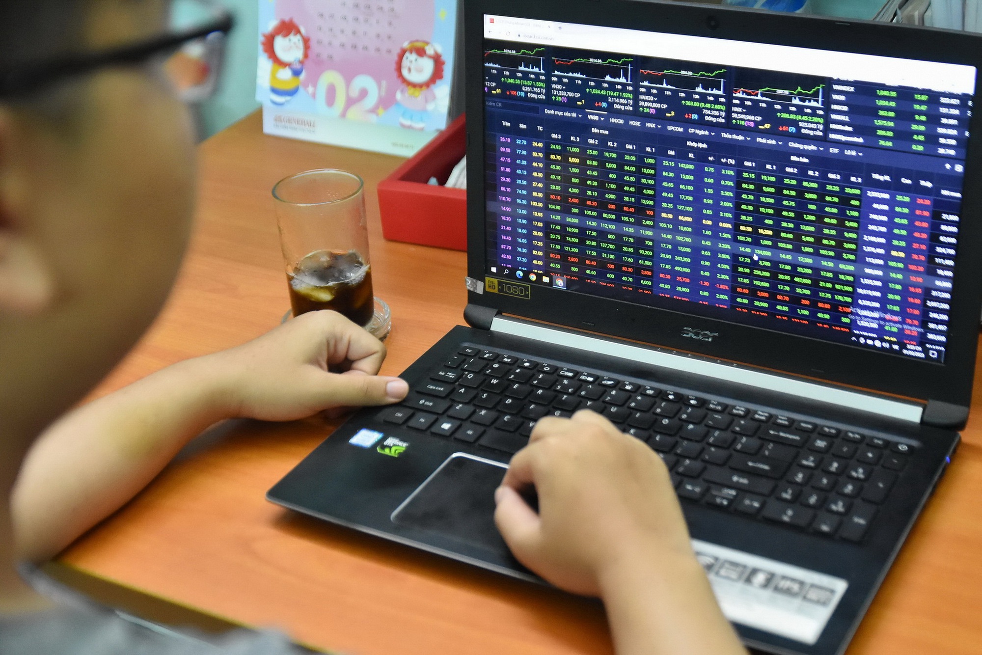 Cổ phiếu hôm nay 6-3: Chứng khoán xanh sàn, nhà đầu tư tranh thủ xả hàng